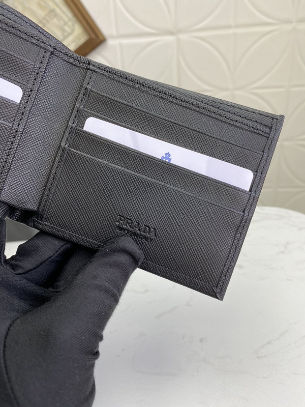 プラダ財布コピー着用イメージ